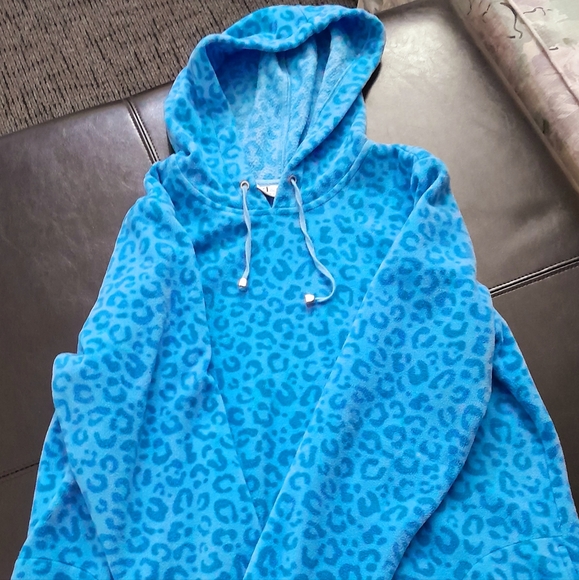 D & Co Leopard Print Blue Fleece shirt - Picture 3 of 8